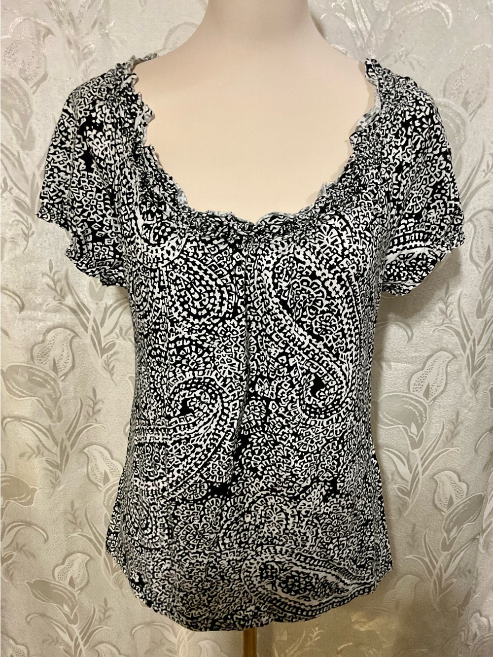 LOFT Black & White Paisley  Short Sleeve Ruffle Scoop Neck Top